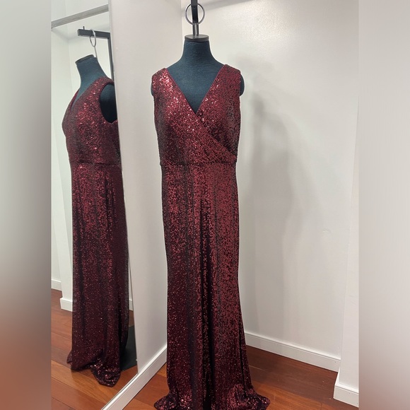 Sequin v-neck sheath gown - Picture 1 of 6